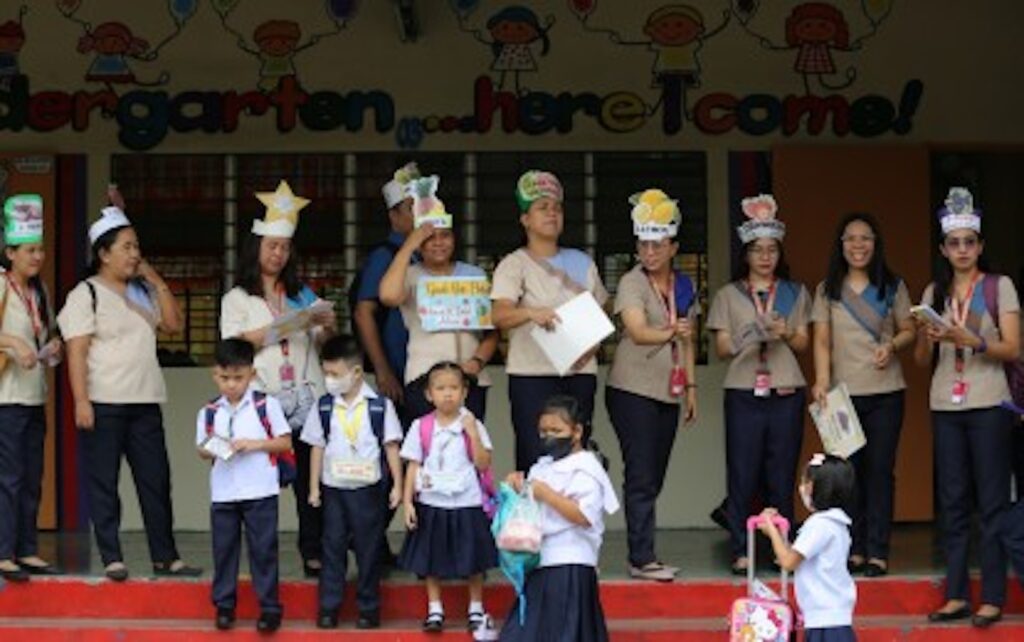 SERVICE INCENTIVES. Teachers welcome students at the President Corazon C. Aquino Elementary School in Quezon City in this undated photo. The Department of Education said Monday (Dec. 16, 2024) that the Service Recognition Incentive for public school teachers and non-teaching staff worth PHP20,000 will be released starting Dec. 20. (PNA photo by Joan Bondoc)