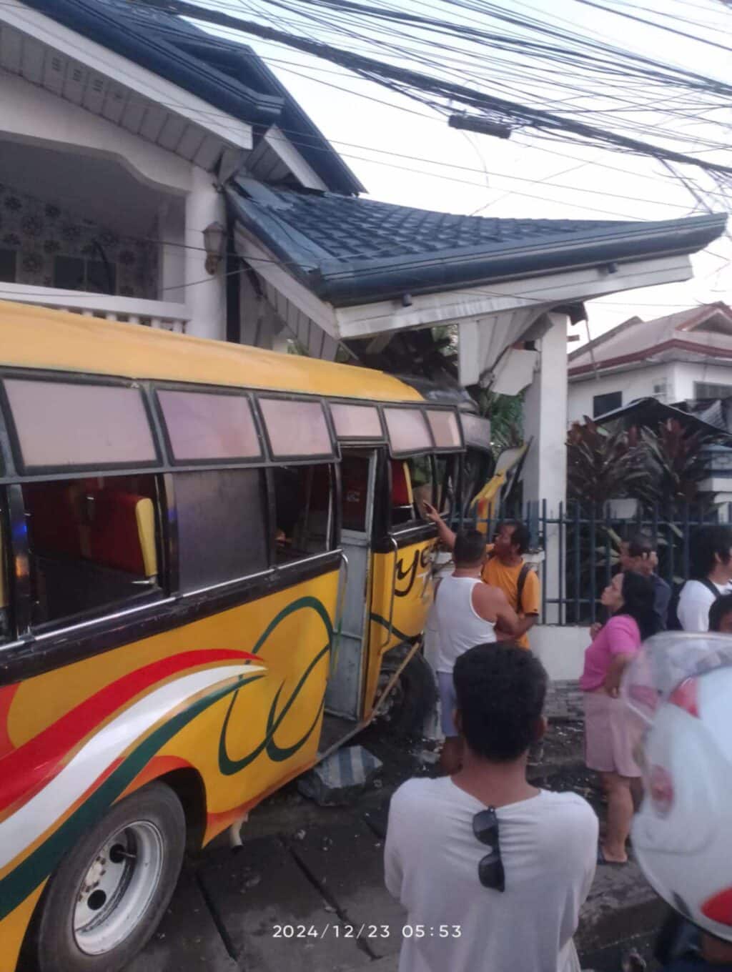 Minibus crashes into house in Minglanilla