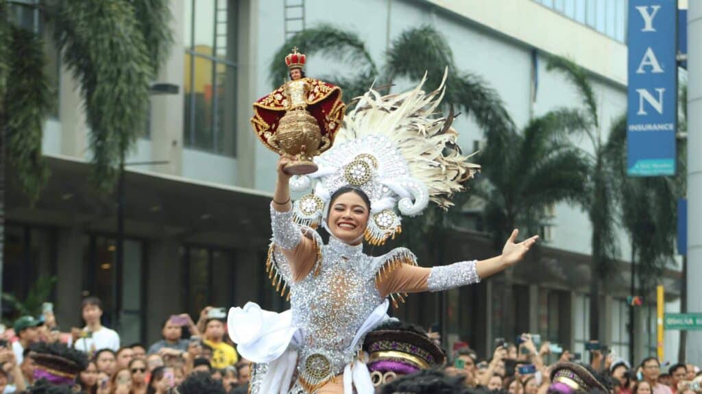 A performer raises the icon of Sr. Sto. Niño during the Sinulog sa Kabataan Sa Lalawigan street parade on January 14, 2024. CDN Digital photo | Christian Dave Cuizon [ FILE PHOTO]