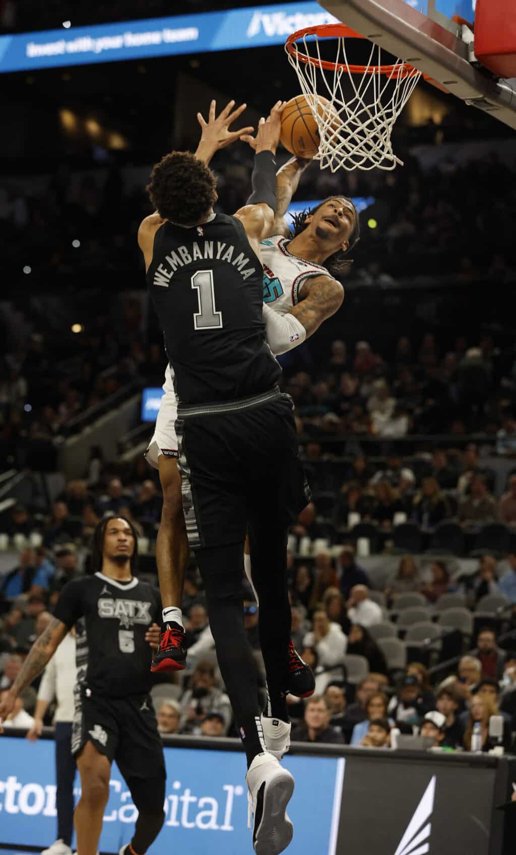 NBA: Grizzlies led by Morant’s 21 points beat Wembanyama and Spurs. In photo is Ja Morant #12 of the Memphis Grizzlies tries to dunk over Victor Wembanyama #1 of the San Antonio Spurs in the second half at Frost Bank Center on January 15, 2025 in San Antonio, Texas. | Ronald Cortes/Getty Images/AFP