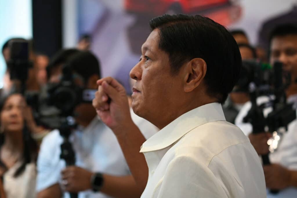 Sinagot ni Pangulong Ferdinand Marcos ang tanong ng mga miyembro ng media matapos dumalo sa paglulunsad ng Tesla center sa Maynila noong Enero 20, 2025. (Larawan ni TED ALJIBE / AFP)