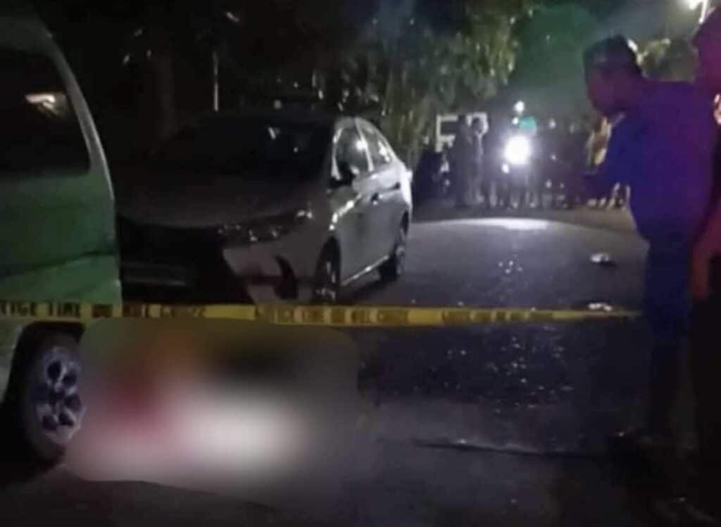 Cebu City: Construction worker shot dead, illegal drugs eyed in attack. In photo is a policeman, who is a member of the Scene of the Crime Operatives team, processes the crime scene where a construction worker was shot dead by an unidentified assailant in Barangay Apas, Cebu City on January 6. | Contributed photo via Paul Lauro 