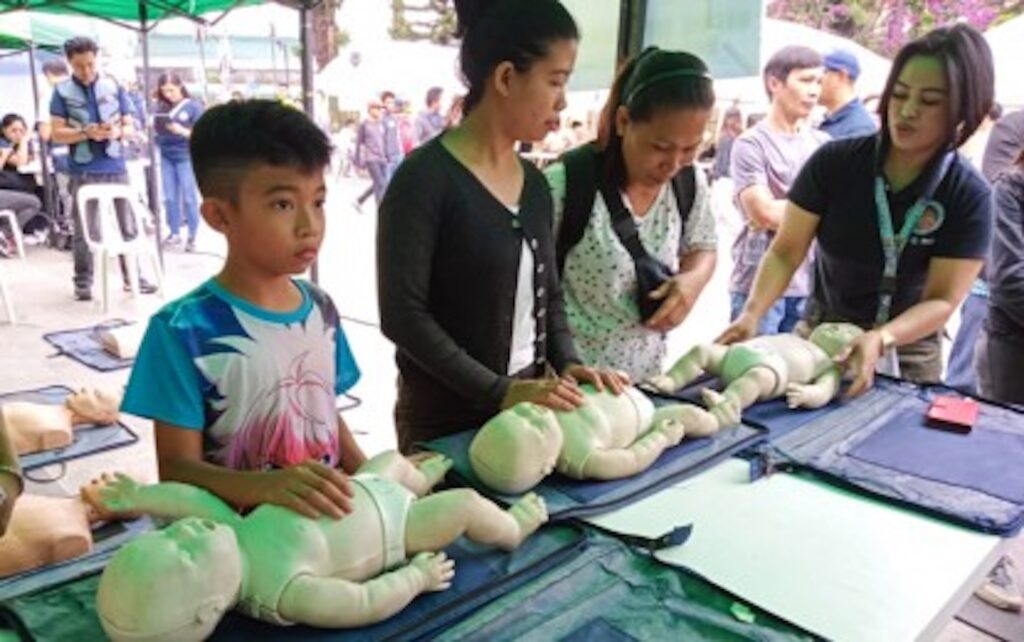 Baguio: Teen sees unconscious man on street, does CPR, saves him. TRAIN ‘EM YOUNG. Children are trained on cardiopulmonary resuscitation (CPR) as part of activities to commemorate the 1990 earthquake in this photo taken on July 16, 2024. CPR and basic life support that can be learned for free are skills everyone must obtain to protect loved ones. (Photo courtesy of Jimmy Ceralde)