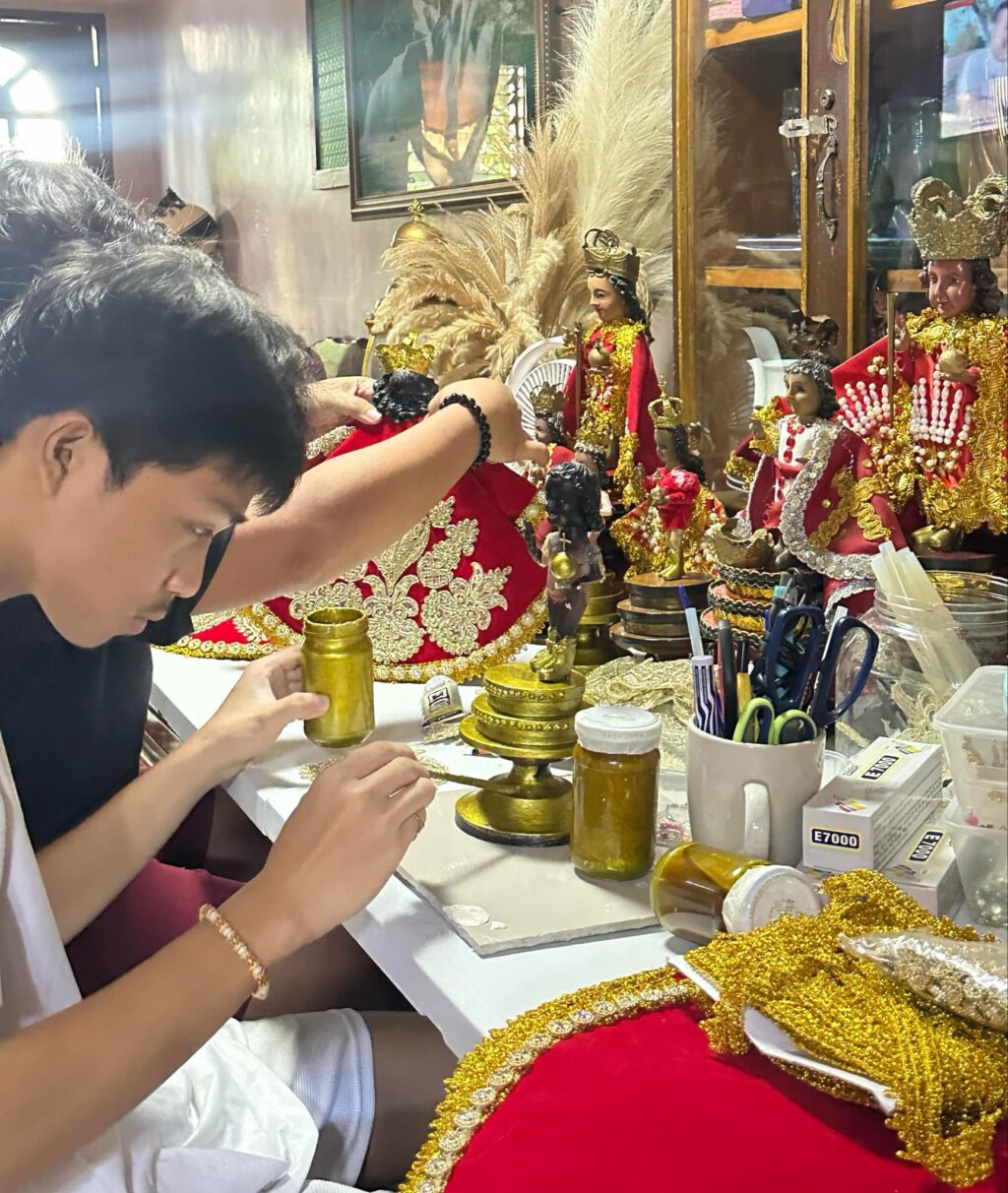 Making vestments of Niño.