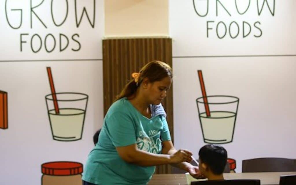 ‘Walang Gutom’ kitchen: DSWD chief says everybody is welcome. Photo shows a mother feeding her child at the Walang Gutom (No Hunger) Kitchen in Pasay City on Sunday (Jan. 12, 2025).