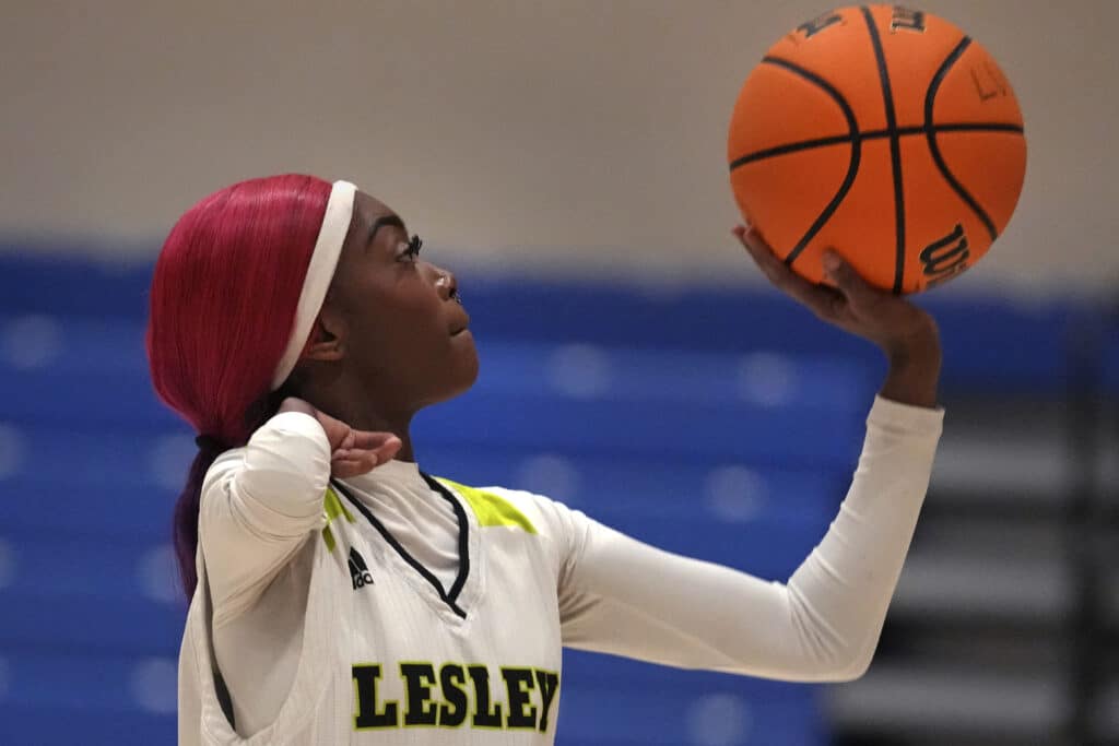 One-armed basketball player makes US women's NCAA Division III history. Lesley College basketball player Baileigh Sinaman-Daniel lines up a foul shot while practicing prior to game, Tuesday, Feb. 11, 2025, in Lexington, Mass. (AP Photo/Charles Krupa)