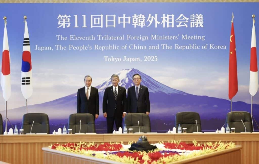 El ministro de Relaciones Exteriores de China, Wang Yi, a la izquierda, el ministro de Asuntos Exteriores japonés Takehi Lwaya, el Centro, y el ministro de Relaciones Exteriores de Corea del Sur, Cho Tae-Yul, pose para una foto durante su reunión de ministros de Relaciones Exteriores trilaterales en Tokio el sábado 22 de marzo de 2025. (Rodrigo Reyes Marin/Pool Photo a través de AP)