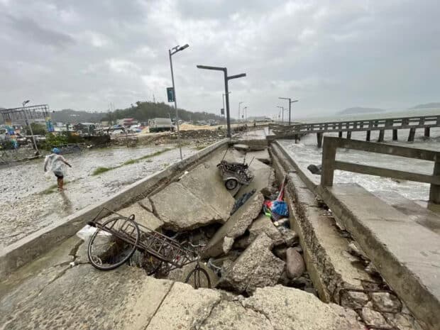 Uwan downs power & comms, displaces over 63,000 in Eastern Visayas