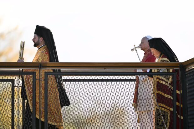 ఇస్తాంబుల్లోని బ్లూ మసీదును సందర్శించిన పోప్ ముస్లింలను చేరుకున్నారు ఇస్తాంబుల్లోని బ్లూ మసీదును సందర్శించిన పోప్ ముస్లింలను చేరుకున్నారు