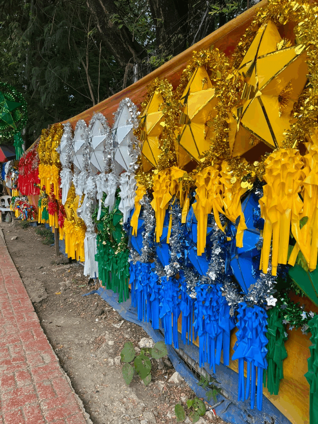 Lahug vendor keeps Christmas alive by selling 'parol', image size:1024x1365
