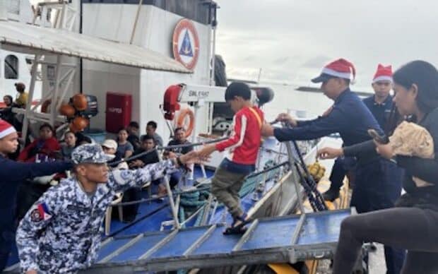 Christmas Eve: 2 PCG ships deployed to aid stranded travelers in Quezon