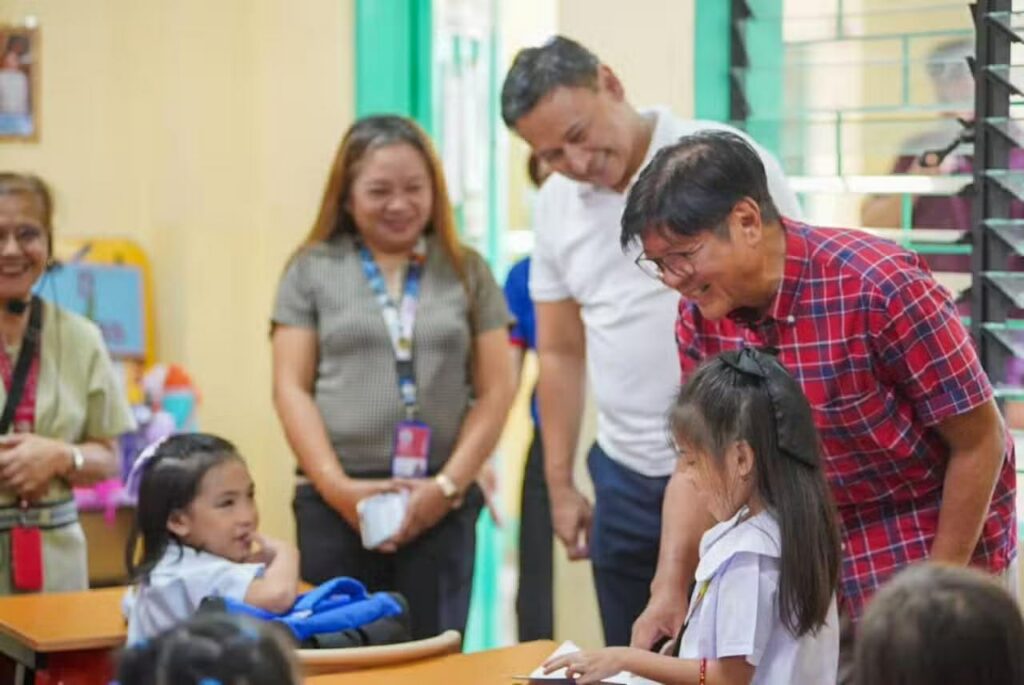 El presidente Ferdinand Marcos Jr. y el secretario del Departamento de Educación, Sonny Angara, pasan tiempo con los niños.
