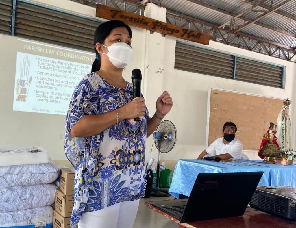 Delilah Labajo habla en una sesión informativa para voluntarios de C-Cimpel antes de las elecciones filipinas de 2022. | foto C-Cimpel
