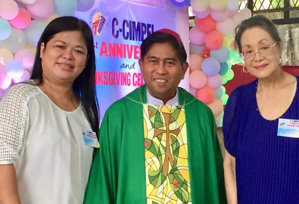 Labajo con el obispo Rubén Labajo de la Diócesis de Prosperidad y María Luisa Chiongbian, directora ejecutiva de C-Cimpel en la celebración del aniversario de la organización eclesiástica | Foto aportada